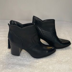 Women’s shoes. Size: US Women’s 7.5
